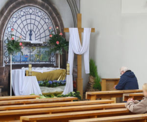 Wiosenny Lech Wałęsa na wielkanocnej mszy