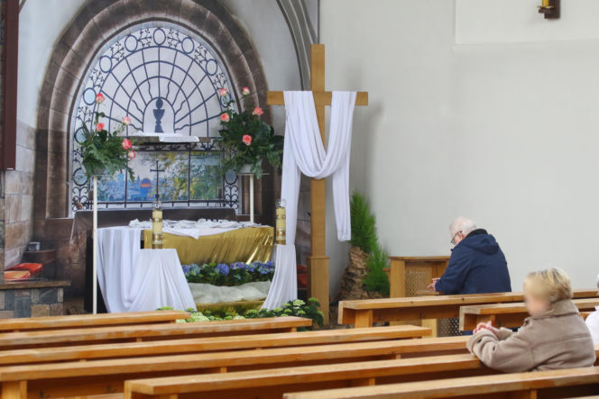 Wiosenny Lech Wałęsa na wielkanocnej mszy