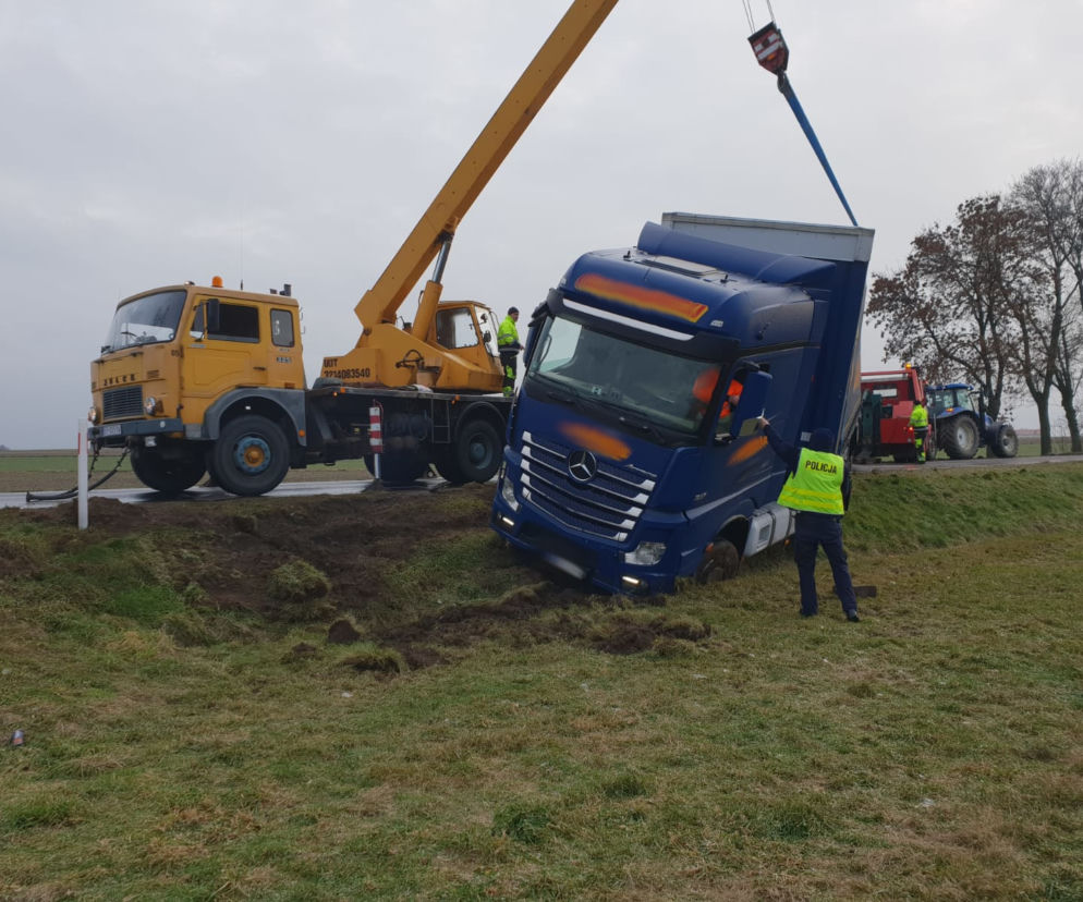 „Fruwali” po oblodzonych drogach. Wypadki i kolizje zmorą kierowców