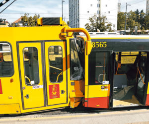 Tramwaj wbił się w autobus!