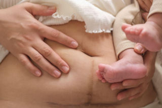 Fantomowe kopnięcia po porodzie. Czuje je co druga mama, czasem nawet przez lata