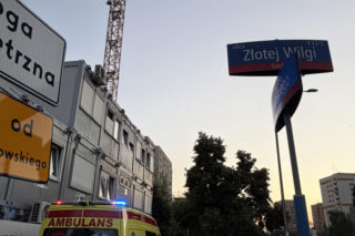 Dramat przed Komendą Policji w Warszawie. Mężczyzna spadł z żurawia, zginął na miejscu