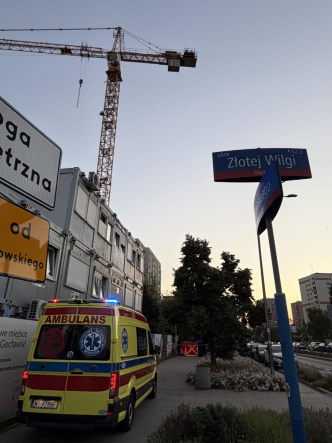Dramat przed Komendą Policji w Warszawie. Mężczyzna spadł z żurawia, zginął na miejscu