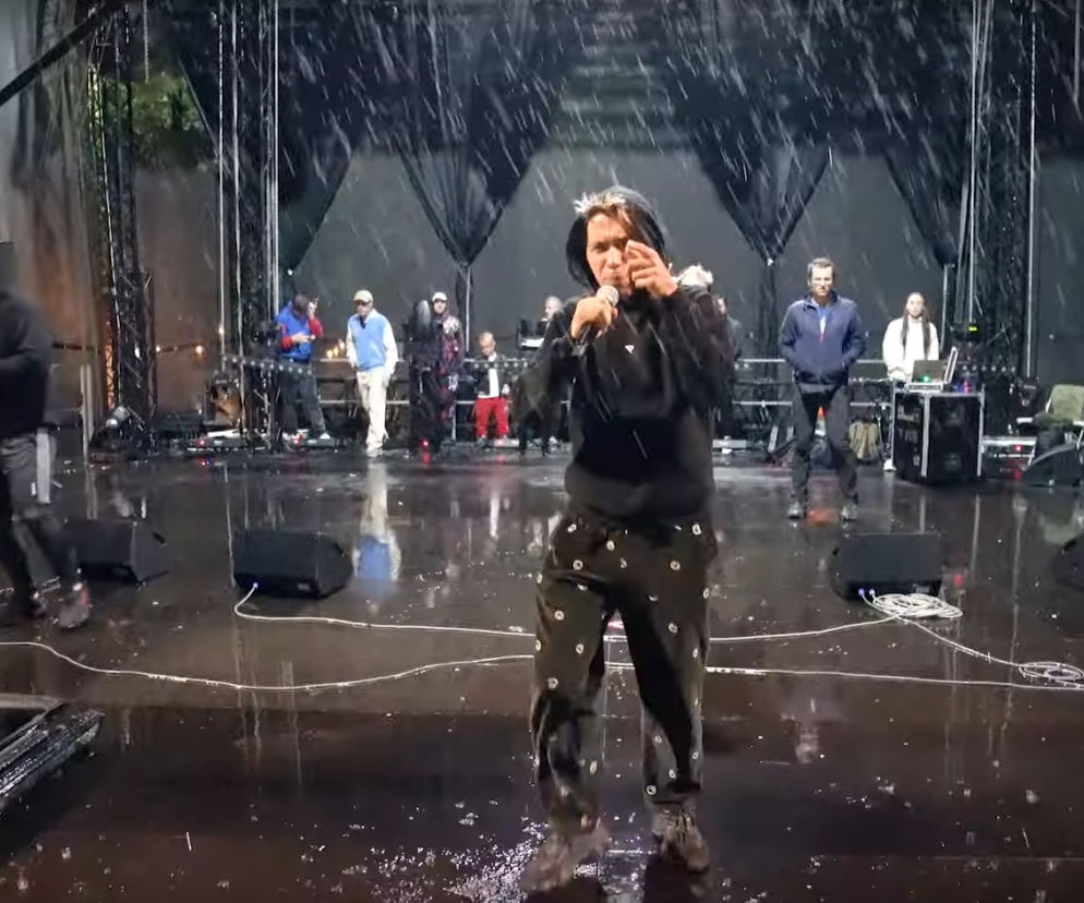 Koncert Ekipy prawie się nie odbył! Deszcz zalał całą scenę