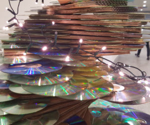 Studenci UTP znów zaskakują! Stworzyli choinkę z płyt CD [ZDJĘCIA]