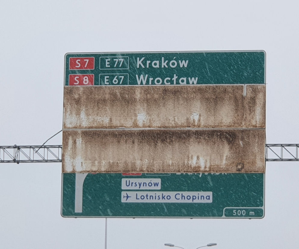 Kuriozalna sytuacja przed zjazdem na POW. Zepsuty znak będzie straszył dwa tygodnie