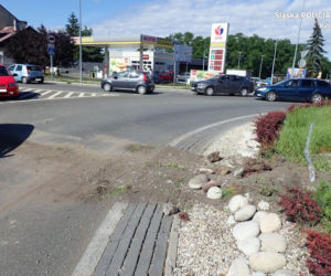 Przeciął rondo Fiatem 500