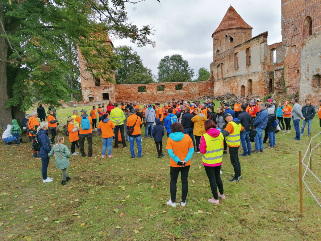 Pomarańczowi rowerzyści najechali zamek w Szymbarku