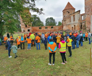 Pomarańczowi rowerzyści najechali zamek w Szymbarku