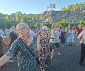 Gorący letni wieczór w Starachowicach! Międzypokoleniowa potańcówka opanowała Szlakowisko [FOTORELACJA]