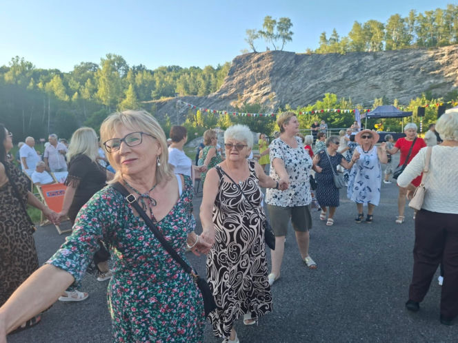 Gorący letni wieczór w Starachowicach! Międzypokoleniowa potańcówka opanowała Szlakowisko [FOTORELACJA]