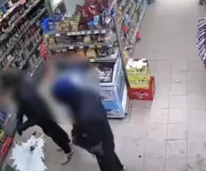 Zuchwała kradzież puszki WOŚP w Łomży. 40-letni recydywista zaatakował policjantów nożem