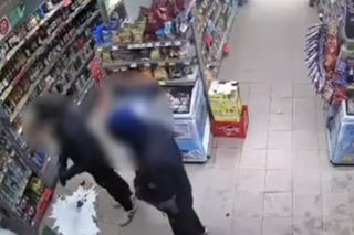 Zuchwała kradzież puszki WOŚP w Łomży. 40-letni recydywista zaatakował policjantów nożem