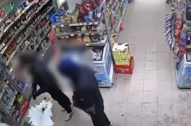 Zuchwała kradzież puszki WOŚP w Łomży. 40-letni recydywista zaatakował policjantów nożem