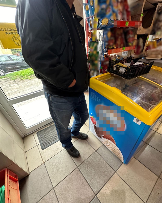 Wpadł do sklepu ze szlifierką. Nie chodziło o reklamację