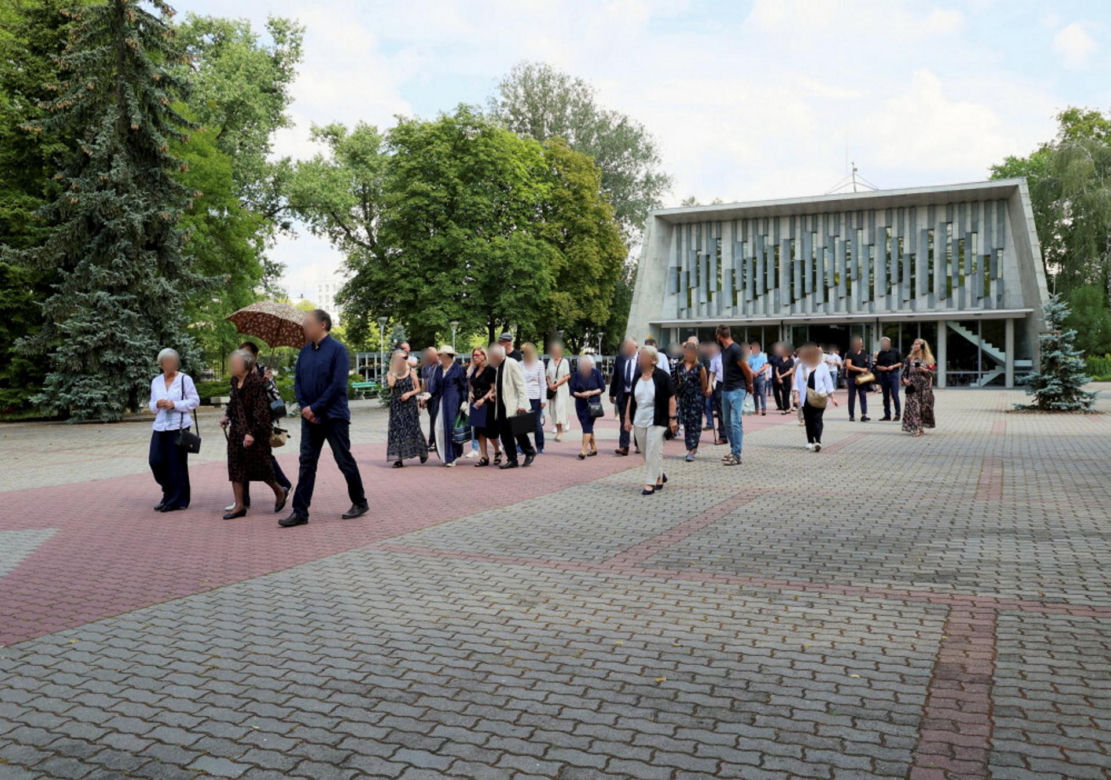 Ostatnie pożegnanie twórcy Samych swoich. Tłum gwiazd odprowadził trumnę na Powązkach