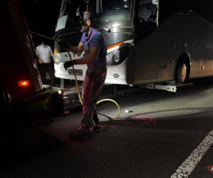 Autobus z pielgrzymami zderzył się z owcą, a gdy zatrzymał się na drodze, w jego tył uderzyła nadjeżdżająca ciężarówka