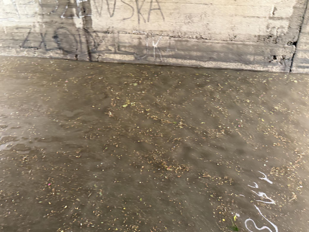 "Basen" w tunelu w Brwinowie. Opłakane skutki nawałnicy pod Warszawą