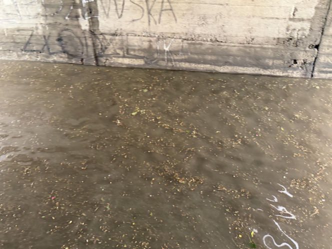 "Basen" w tunelu w Brwinowie. Opłakane skutki nawałnicy pod Warszawą