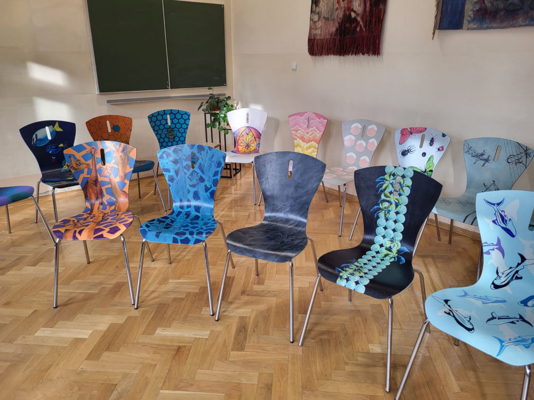 Piękna akcja uczniów z bielskiego liceum. Przygotowali stylizowane krzesła dla WOŚP-u