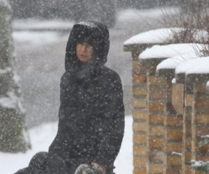 Marta Kaczyńska z synem i psami na sankach w lesie