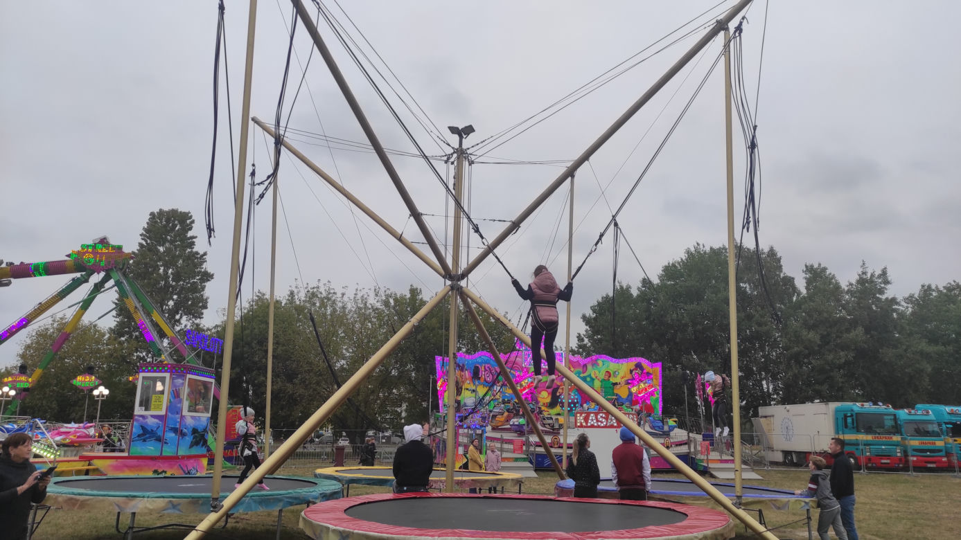 Białystok. Na osiedlu Zielone Wzgórza rozstawił się lunapark