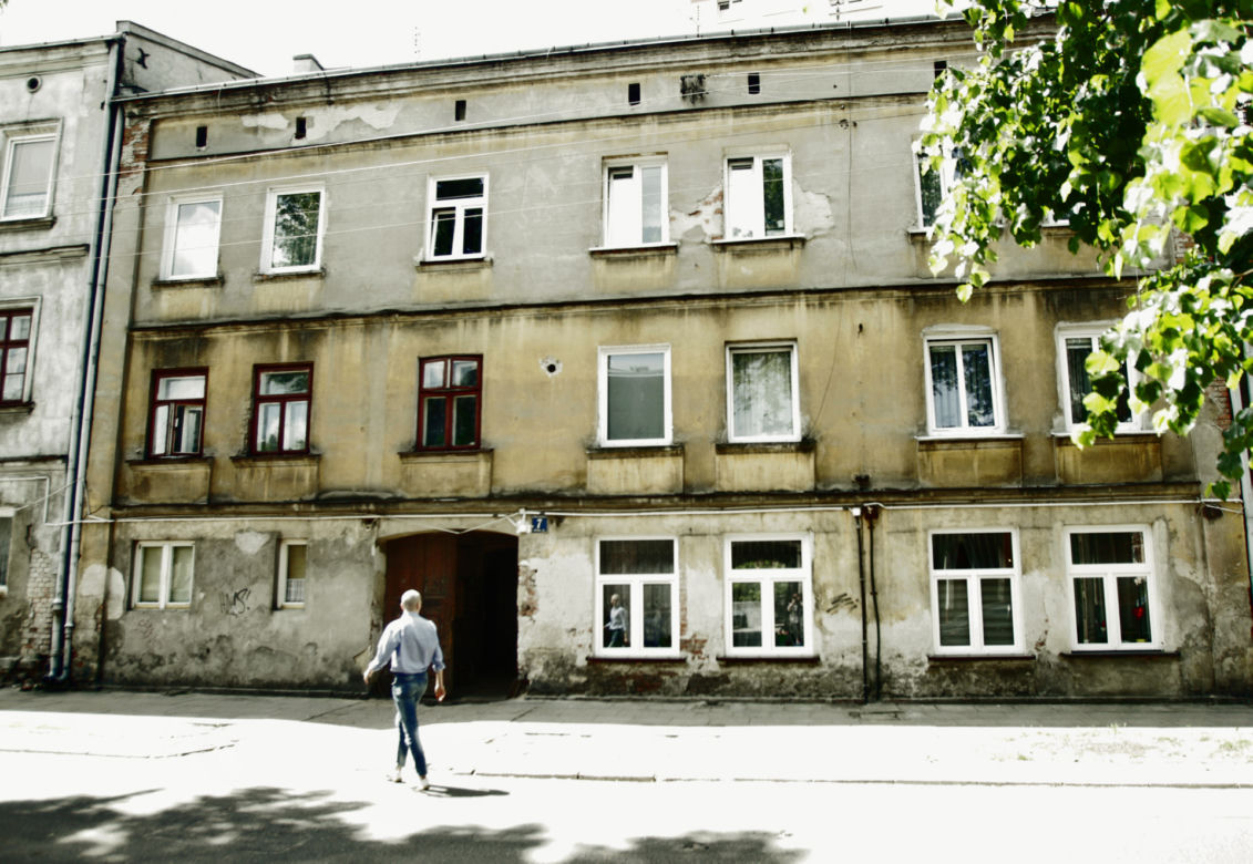 Mężczyzna stał w jednej z bram przy kamienicy na terenie Żyrardowa razem z kobietą, kiedy około 2.30 podjechał do nich samochód. Otworzyła się jedna z szyb, padł strzał przeszywający szyję 20-latka. 
