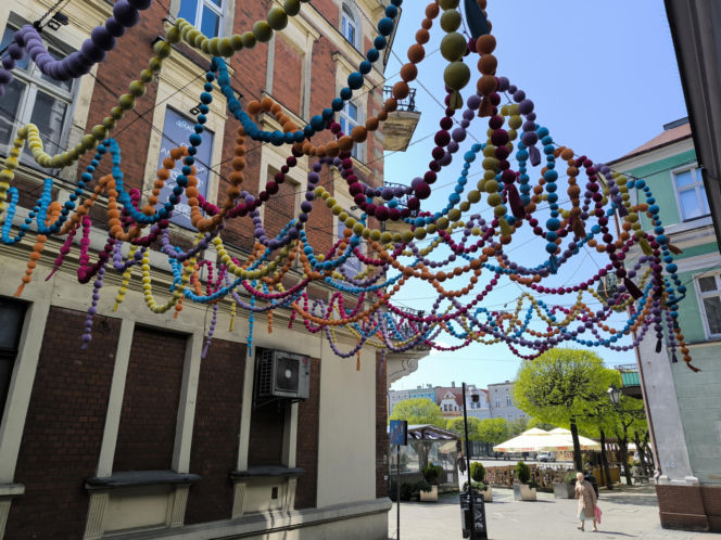 Nowe ozdoby na leszczyńskich ulicach. Wróblewskie w ferii barw.