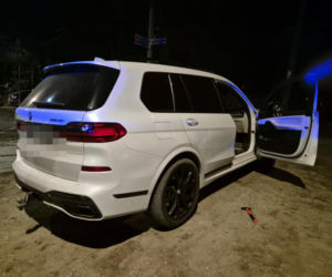 Białe BMW w którym doszło do napaści z użyciem młotka