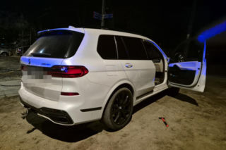 Białe BMW w którym doszło do napaści z użyciem młotka