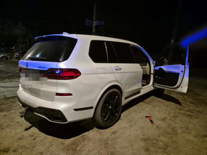 Białe BMW w którym doszło do napaści z użyciem młotka