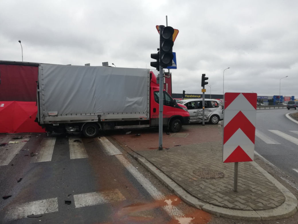 KOSZMARNY KARAMBOL w Rzgowie! Kierowca TIR-a ZMIAŻDŻONY przez przyczepę! Co tam się stało?