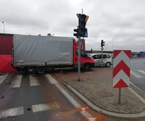 KOSZMARNY KARAMBOL w Rzgowie! Kierowca TIR-a ZMIAŻDŻONY przez przyczepę! Co tam się stało?