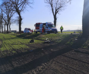 Tragedia pod Nakłem. Kierowca roztrzaskał się na drzewie