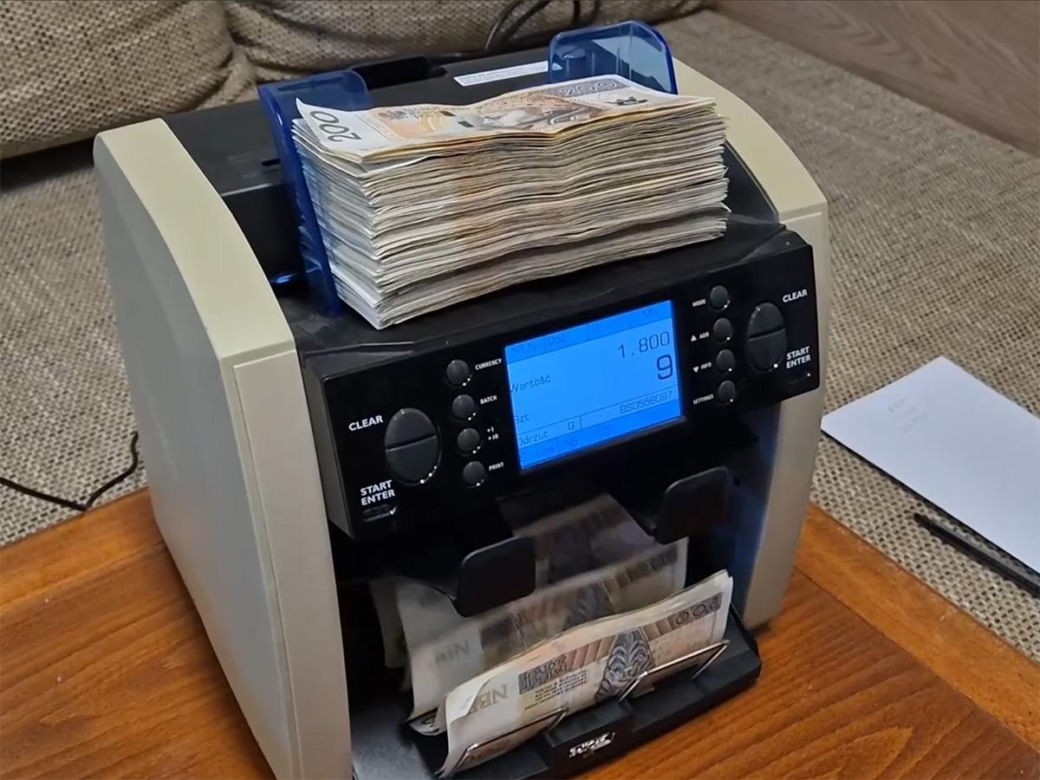 Oszuści przejęli ponad 1500 kont na Facebooku, żeby wyłudzać pieniądze. Gang młodych informatyków rozbity