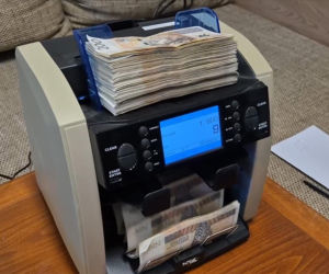 Oszuści przejęli ponad 1500 kont na Facebooku, żeby wyłudzać pieniądze. Gang młodych informatyków rozbity