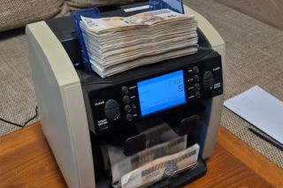 Oszuści przejęli ponad 1500 kont na Facebooku, żeby wyłudzać pieniądze. Gang młodych informatyków rozbity