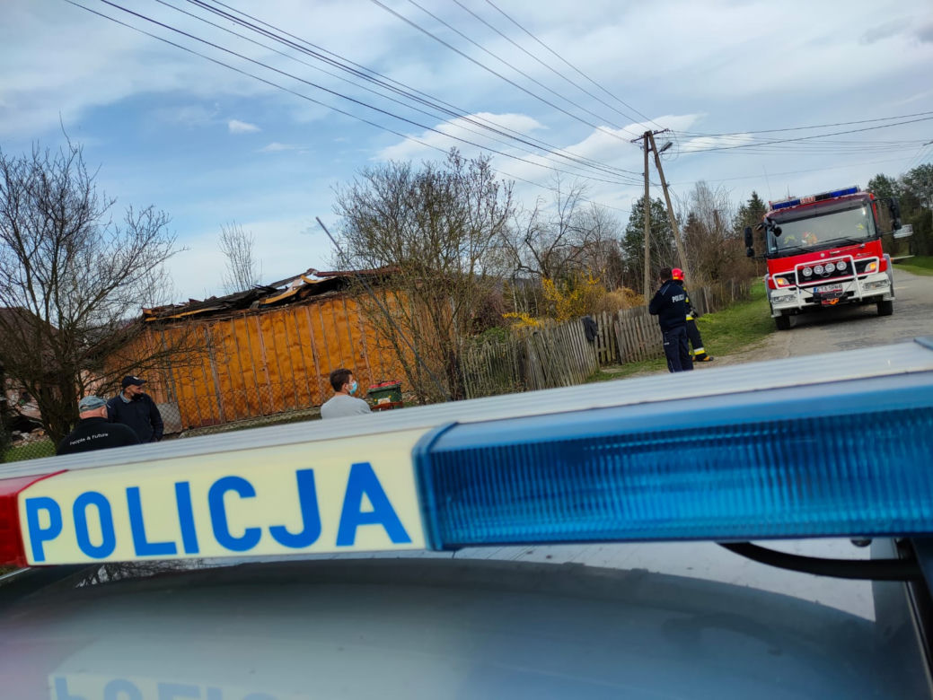Katastrofa budowlana w Lusławicach. Starszy mężczyzna wyniesiony z domu przez policjanta i strażaka