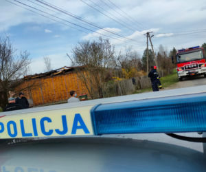 Katastrofa budowlana w Lusławicach. Starszy mężczyzna wyniesiony z domu przez policjanta i strażaka