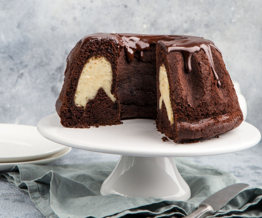 Baba tiramisu: przepis na czekoladową babkę z nadzieniem amaretto
