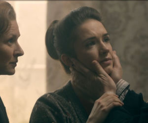 Stulecie Winnych 4 odc. 51. Ewa (Sonia Mietielica), Ania (Urszula Grabowska), ksiądz Ignacy (Lesław Żurek)