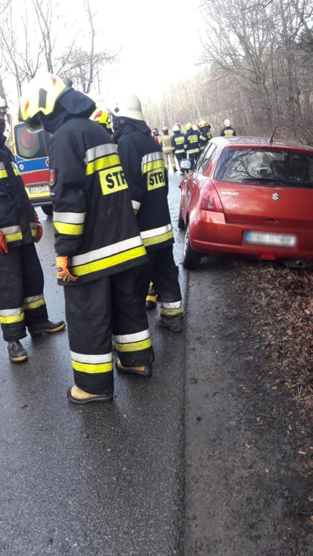 WYPADEK w Korzennej. Dziecko i ciężarna kobieta trafili do szpitala