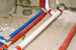 Jakie instalacje z rur polietylenowych? Grzewcze, wodociągowe najkorzystniejsze