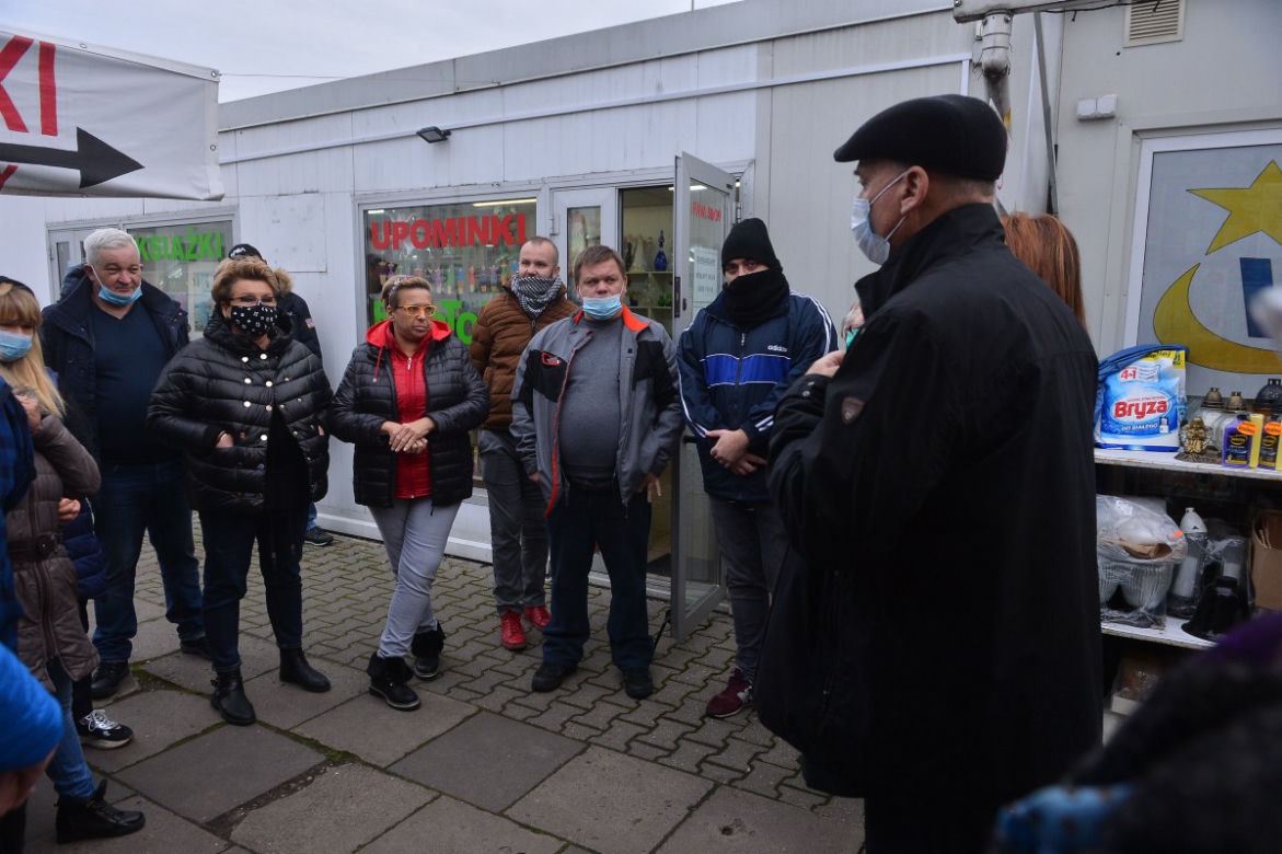 Przyszłość handlarzy z bazarku na Gocławiu jest w ich rękach