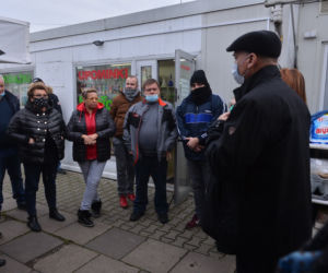 Przyszłość handlarzy z bazarku na Gocławiu jest w ich rękach