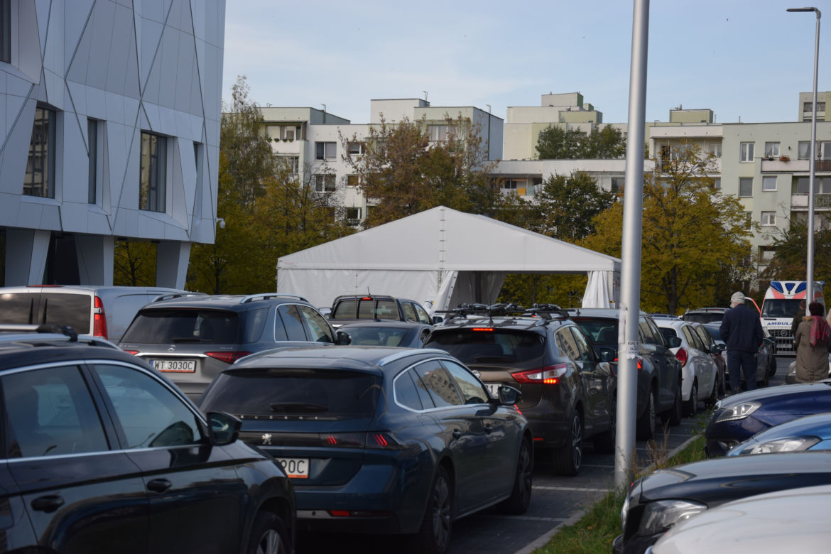 Kolejki na test na COVID-19. Dramat pacjentów 