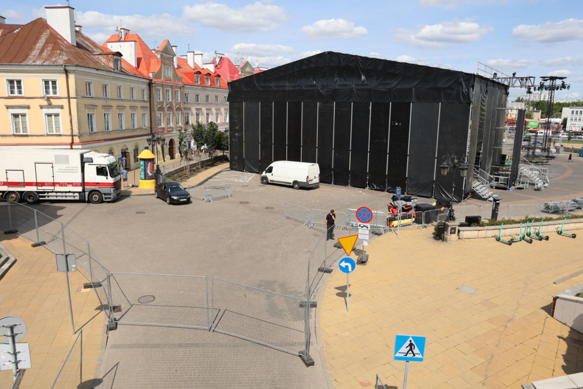 Przed sobotnim koncertem trwa budowa sceny na pl. Zamkowym w Lublinie