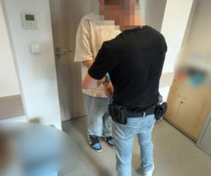 Stał z zakrwawioną koszulką i ręką we krwi. Na 112 powiedział, że zabił partnerkę
