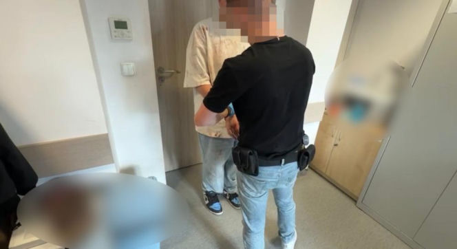 Stał z zakrwawioną koszulką i ręką we krwi. Na 112 powiedział, że zabił partnerkę