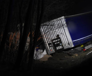 Tragiczny wypadek na krajowej „50”. 39-latek wbił się seatem w ciężarówkę. Nie żyje